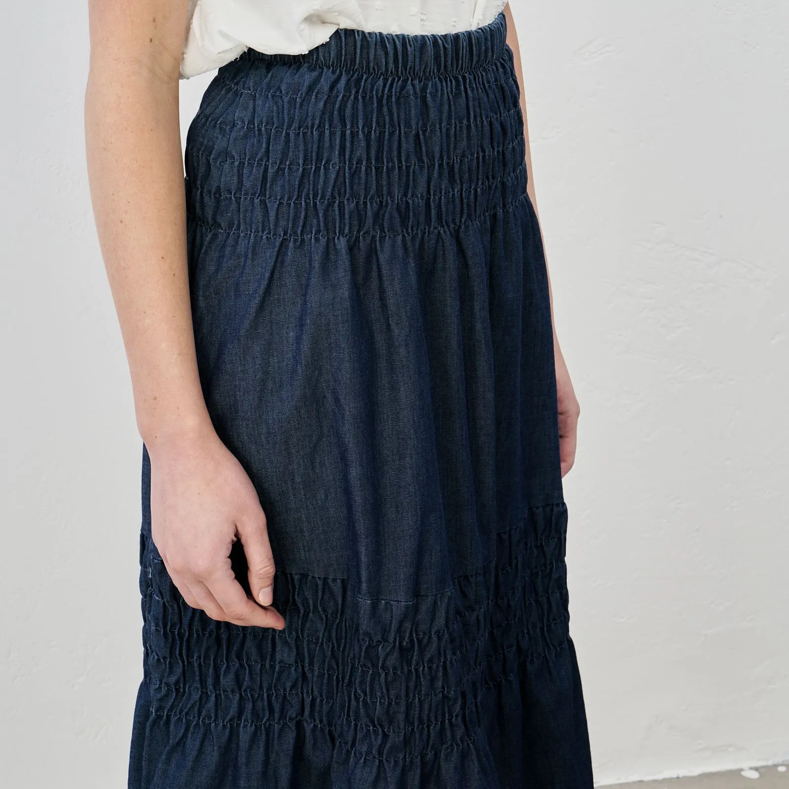 Gonna midi blu in denim con balze